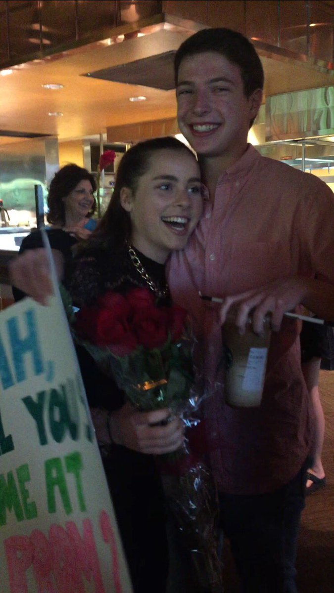 LeahTaub's tweet photo. got a nice surprise at work ☺️🌹 https://t.co/cIKN3OldRT
