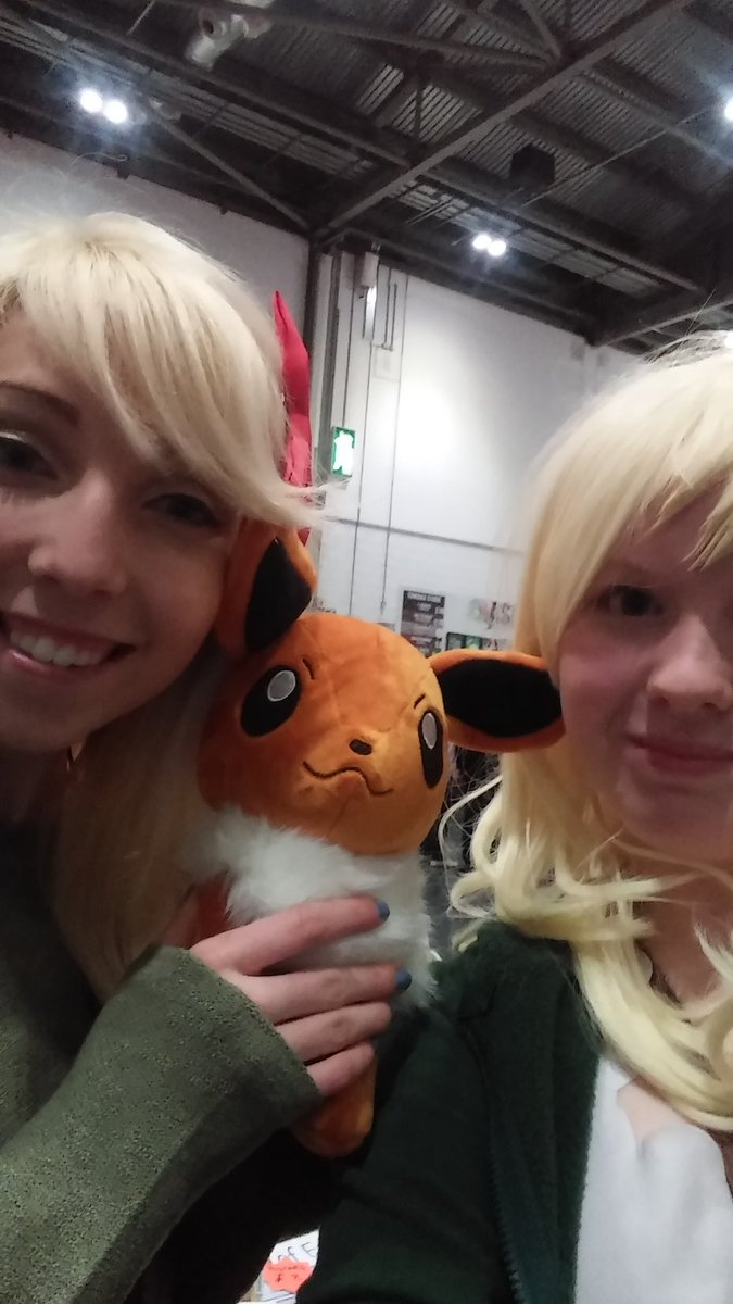 Louxion's tweet photo. Met @BananaJamana at @MCMComicCon today!!! 💞💞 https://t.co/G9F7cX8OOs