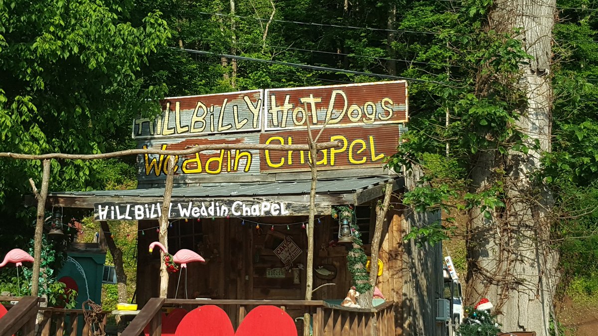 MaureenEFowler's tweet photo. Fun place to visit
#oldbus #decor #weddingchapel #WeGotTheWeenies https://t.co/0P5RlPZgvS
