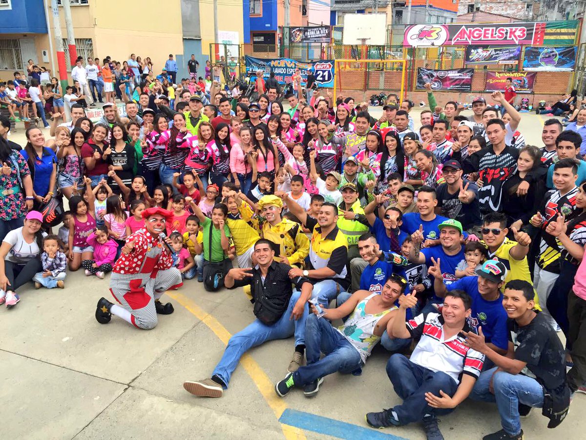 PoliciaBmanga's tweet photo. Con la comunidad de #Piedecuesta nos unimos campaña #TapasDeVida por los niños enfermos de Cáncer #PolicíaMásHumana https://t.co/vx9fZJyJ8u