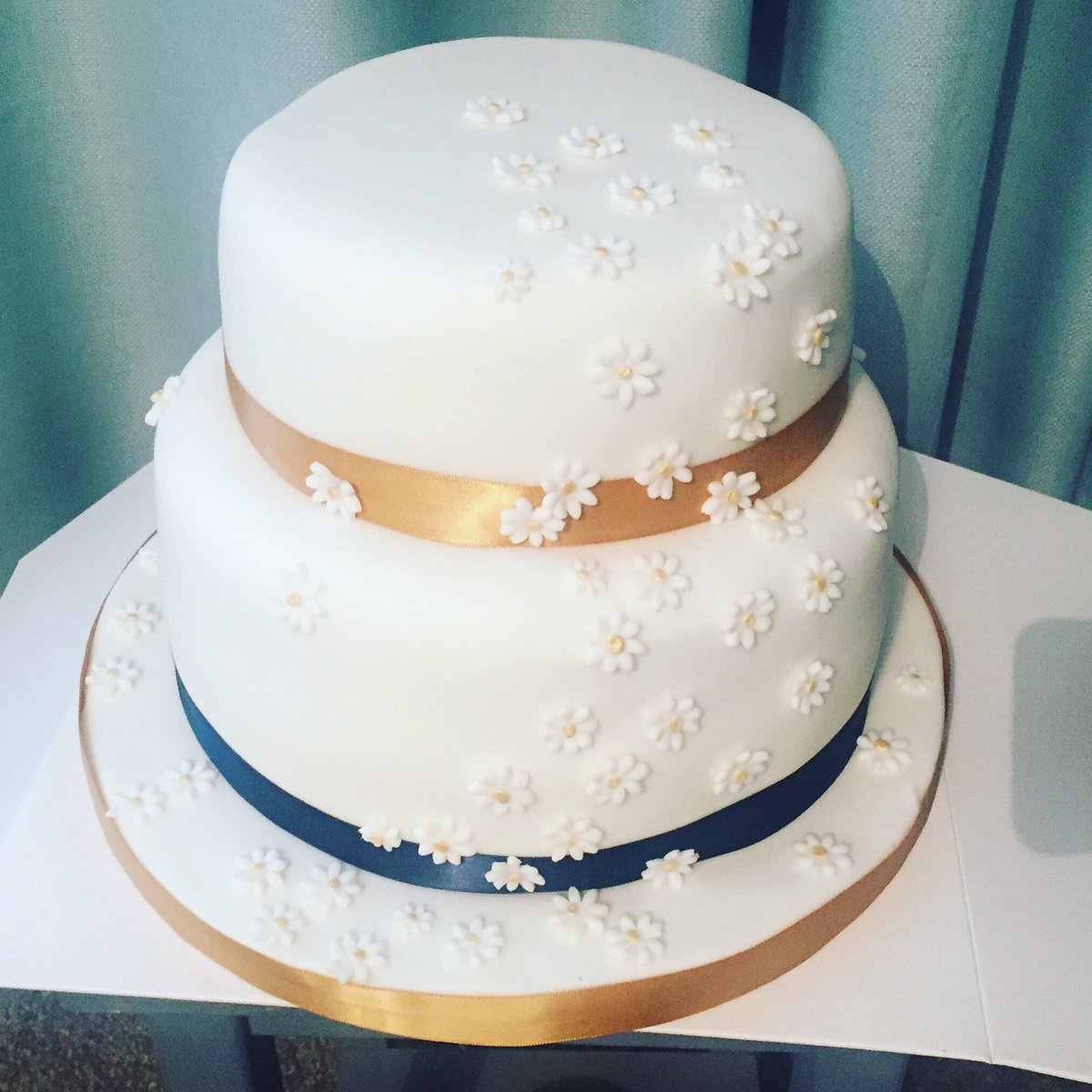 TLRKitchen's tweet image. Daisies wedding cake 🌸🌸🌸 #fondant #cakesoftwitter