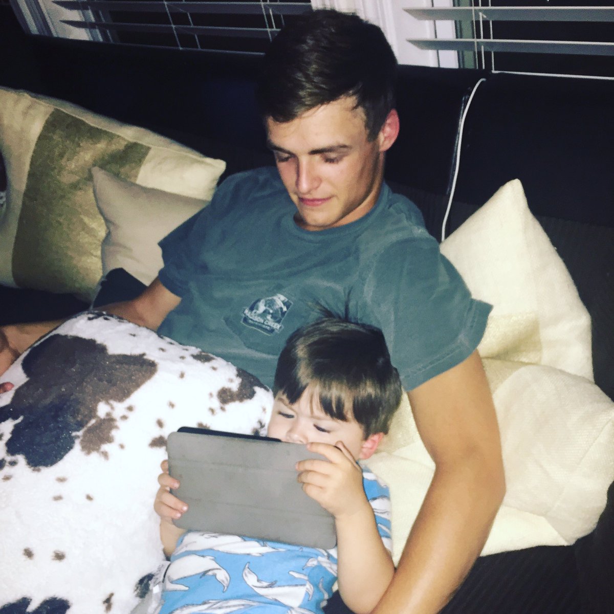 thereal_dtf_'s tweet image. Lo has a better social life than I do.