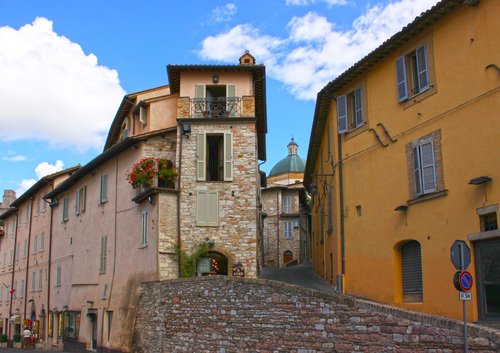 Quiet street vie of Assisi, Italy. Photography by Joseph Villa. Visit his page here ht.ly/MdkN300FLR4