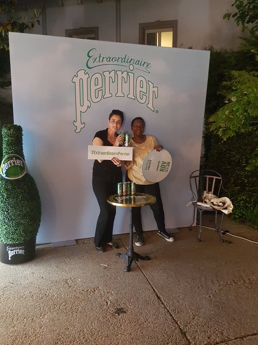 LMCNenLive's tweet photo. Belle Soirée "Summer &amp; The City" #estorysummer à #RenLeParc avec les super @EParisiennes @Perrier https://t.co/9YE0kgNXa2