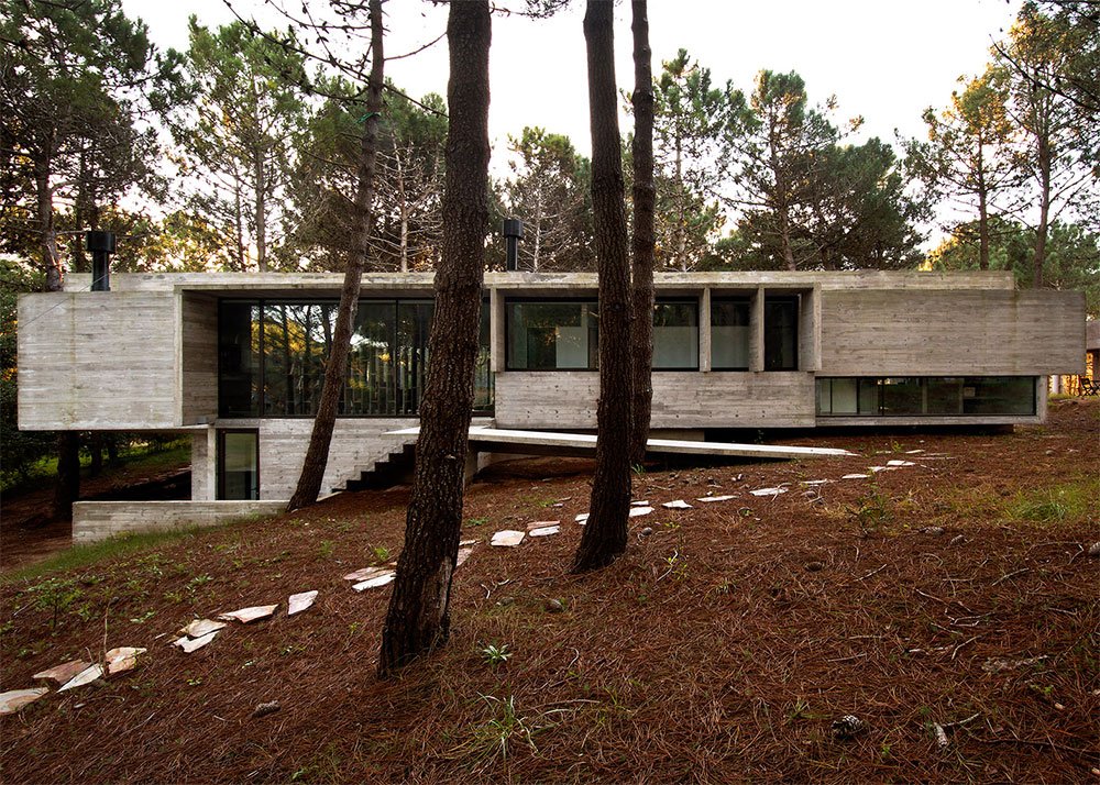 Concrete looks like wood in this house in a coastal forest via @Dezeen bit.ly/1OCvvaD #BuenosAires