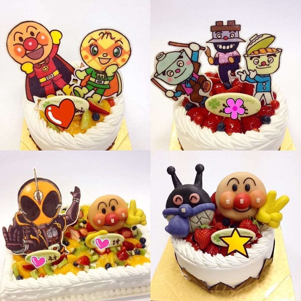 キャラデコ職人 アンパンマンとその仲間たちのケーキ 仮面ライダーゴーストを一緒に飾ったケーキ は 1歳と4歳を祝う大き目なスクエアケーキ 仮面ライダーとアンパンマンが それぞれ歳の数の4と1を指 T Co Uizfwzxxod