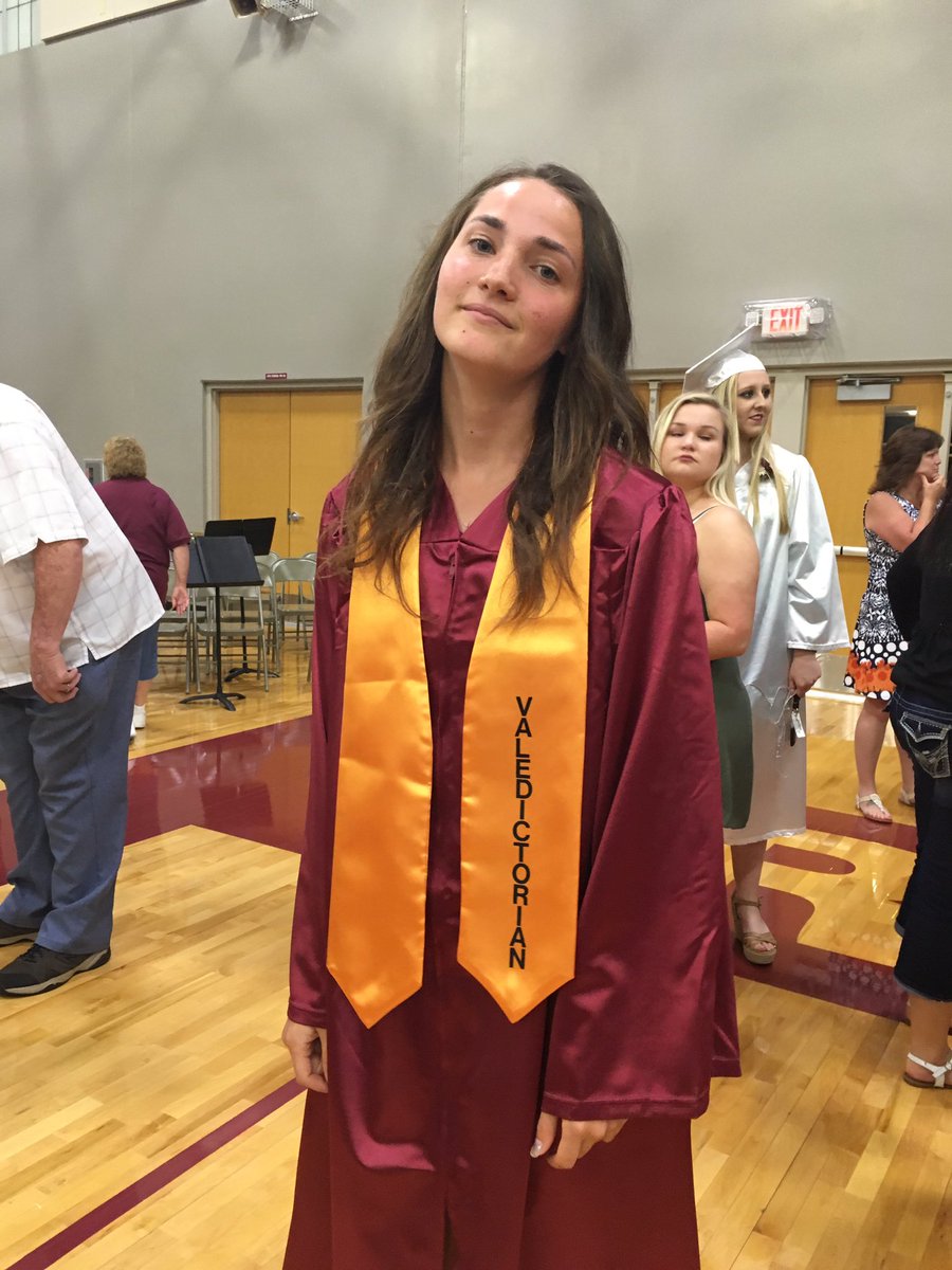 ccrunninggirl's tweet photo. Hey look I graduated and whatnot🎉 https://t.co/YfHBpeB81c