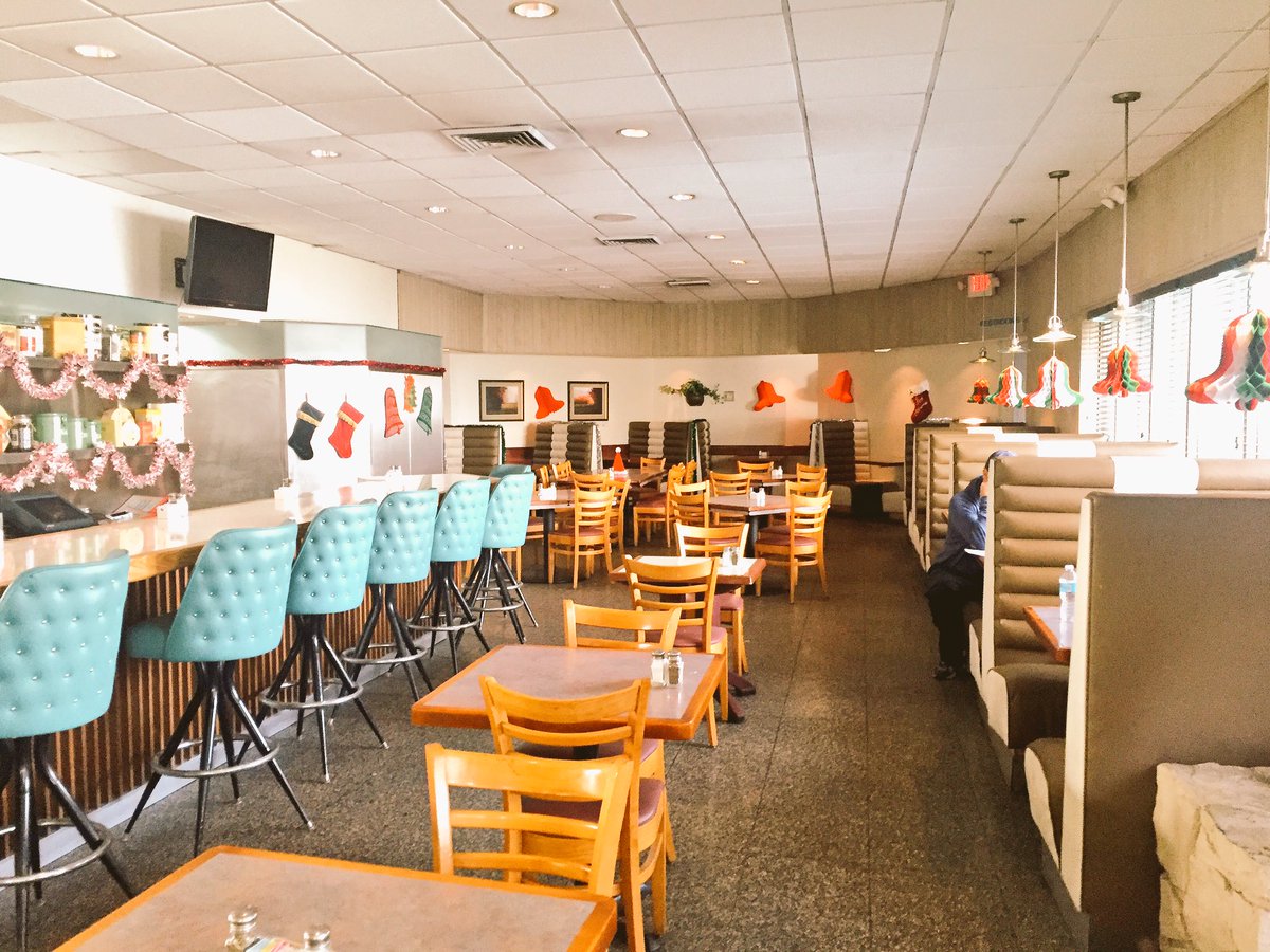 KimWannop's tweet image. #JonahforCongress meet and greet.. Actually it's just @houseofpies 😉 🍰#ilovemyjob @veephbo #cuntgate