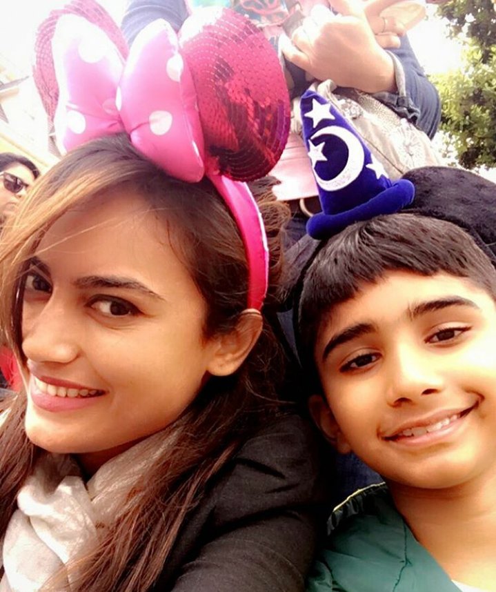 Surbhi_World's tweet image. #SurbhiJyoti  In Disneyland on her Birthday 😀😀with #ShrutiRai #Krishh 
#HappyBirthdaySurbhiJyoti