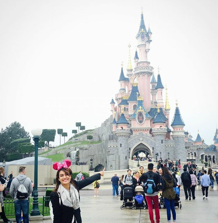 Surbhi_World's tweet image. #SurbhiJyoti  In Disneyland on her Birthday 😀😀with #ShrutiRai #Krishh 
#HappyBirthdaySurbhiJyoti