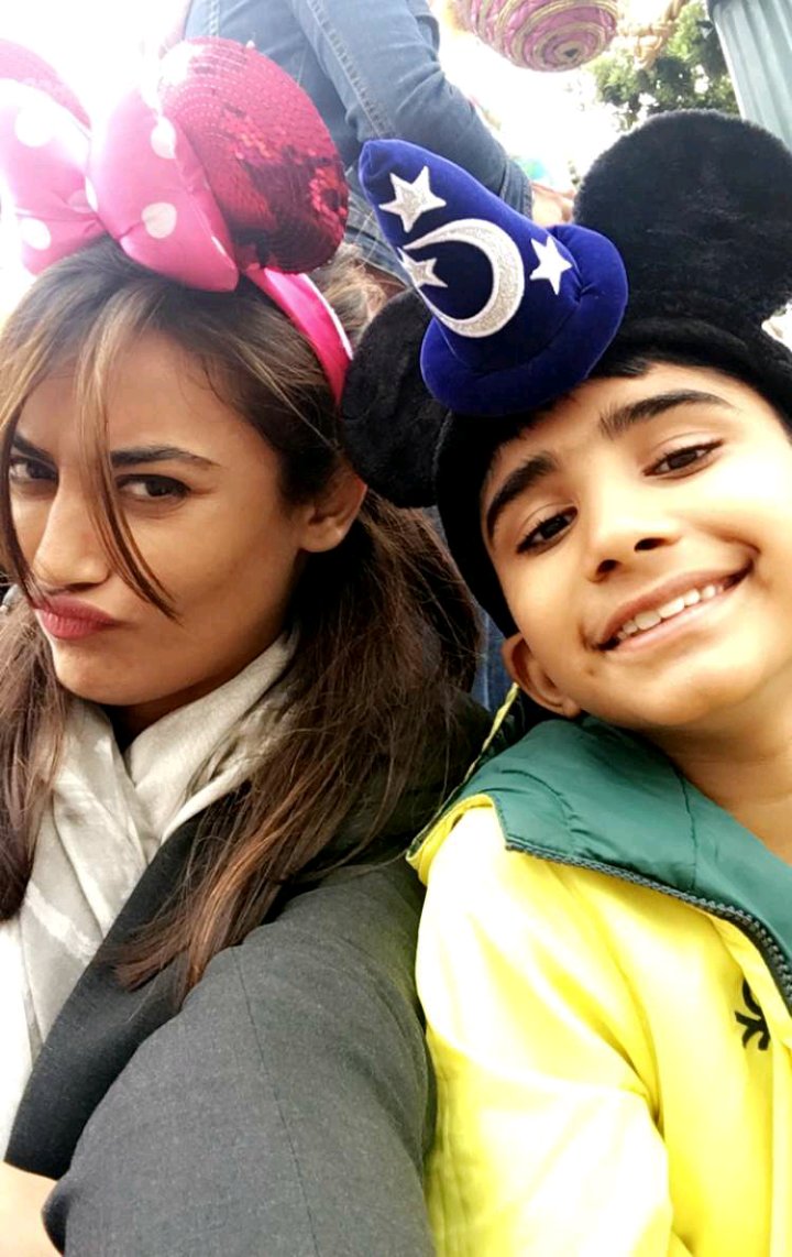 Surbhi_World's tweet image. #SurbhiJyoti  In Disneyland on her Birthday 😀😀with #ShrutiRai #Krishh 
#HappyBirthdaySurbhiJyoti