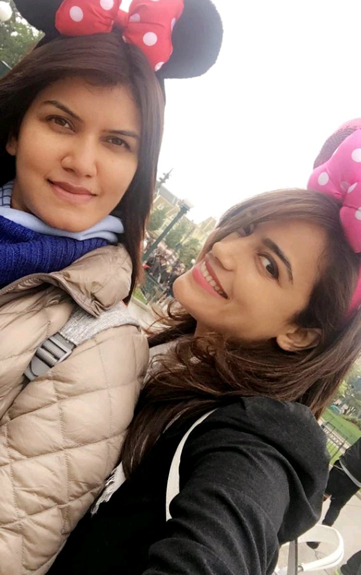 Surbhi_World's tweet image. #SurbhiJyoti  In Disneyland on her Birthday 😀😀with #ShrutiRai #Krishh 
#HappyBirthdaySurbhiJyoti