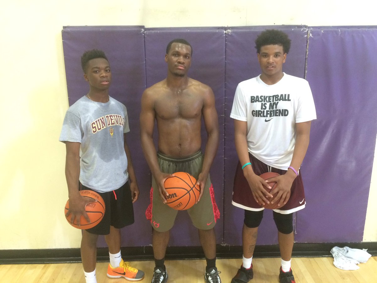 _infinite101's tweet photo. S/o to @TunechiTunde @_manning32 @markshumble4  for the solid workout today. #basketball #fitness #nodaysofff https://t.co/QePcuJWEtV