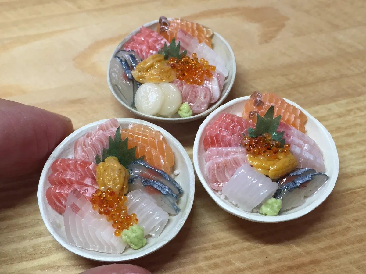 これが粘土…！？ミニチュア海鮮丼が本物にしか見えないと話題にｗｗｗ