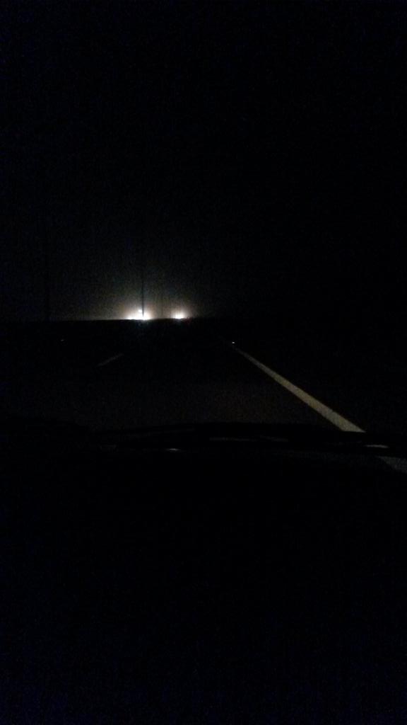 Asi esta la mierda de la autopista bs as-la plata... sin luz en todo el camino,  por encima te cobran los forros