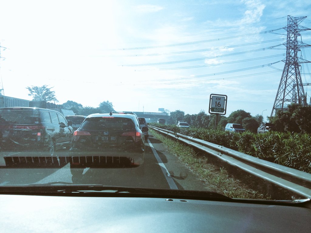 monthel_'s tweet photo. @TMCPoldaMetro @SonoraFM92 @lewatmana @RadioElshinta tol Tangerang arah Jakarta macetnya bikin gilaa.!!! https://t.co/fpAi3zznSp