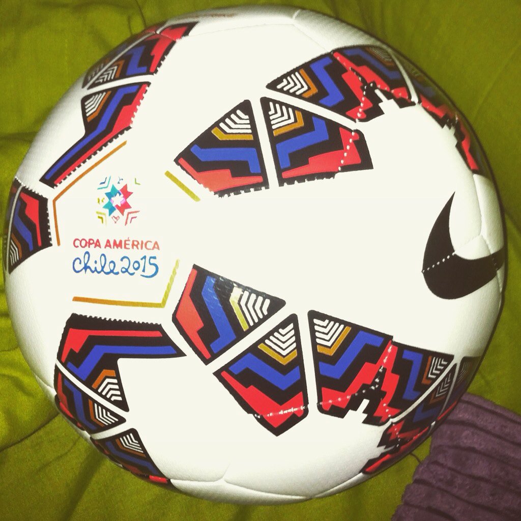 mariseka's tweet photo. "Yo vibro con ustedes... yo vibro con el fútbol" emociona ver las imágenes cuando CHILE sale Campeón de América! https://t.co/ySkFV8SBe3