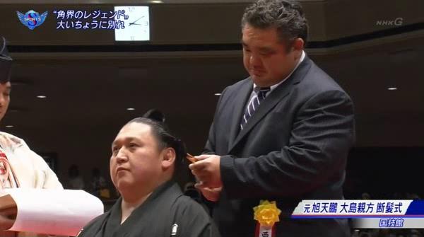 くるくるおばけ ブログ 大相撲取組内容 サンデースポーツでも 旭天鵬断髪式の様子が取り上げられました 前日断髪式を終えたばかりの西岩親方 若の里 もハサミ 大たぶさを切り終え 土俵を下りようとしたところ あれ お嬢さんの柚希