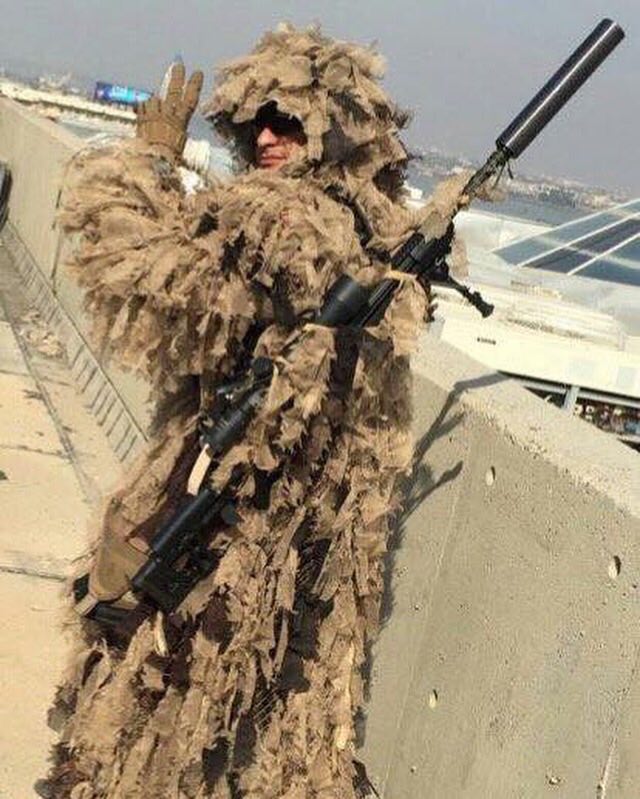 قناصين النخبة يعتلون المناطق المرتفعة في المناطق التي تم دخولها في الفلوجة لاصطياد الدواعش 
 #اقتحام_الفلوجة