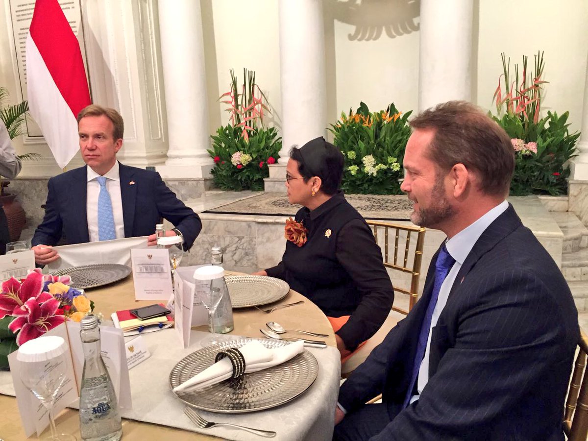 NorwayAmbIndo's tweet image. FM #Retno&amp;amp; @borgebrende discussed No-RI friendship&amp;amp;cooperation. Indonesia also impressed w/ culinary diplomacy!