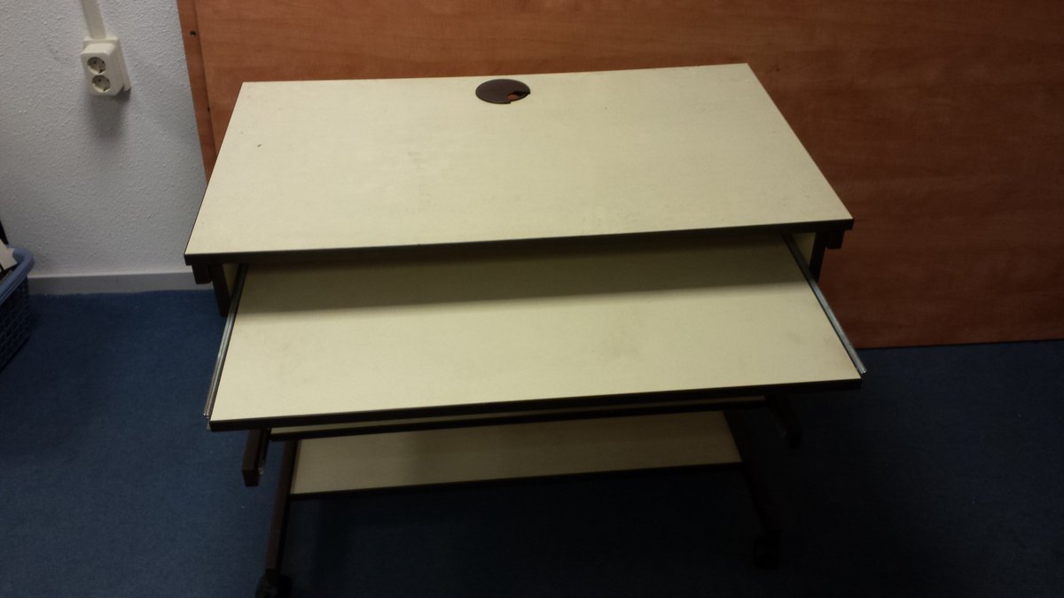 Als vrijwilligersorganisatie op zoek naar een pc-tafeltje? Wij hebben er een met een uitschuifbare toetsenbordplank