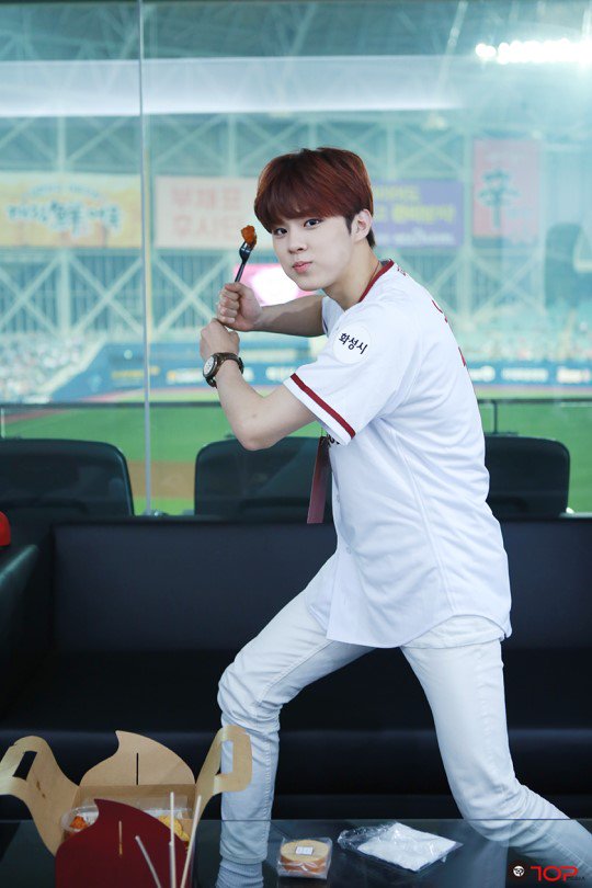 Vliveofficial's tweet photo. #업텐션 #UP10TION 캬! 야구 투어 풀코스로 제대로 했슴돠
애국가 부르고 시타 시구는 기본
#넥센 마스코트 턱돌이랑 인증샷까지 ㅋㅋ그와중에 깨방정 짤 많음
https://t.co/mEdkU7nm3x https://t.co/WMw4aO92IJ