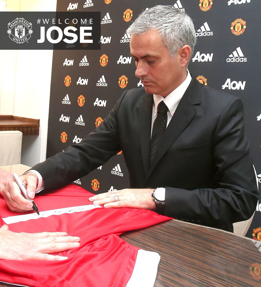 ManUtd_ID's tweet photo. Menangkan jersey home Man Utd 2015/16 dengan tanda tangan bos baru kami: https://t.co/nXJIvkbxXm https://t.co/kiLev0EUaC