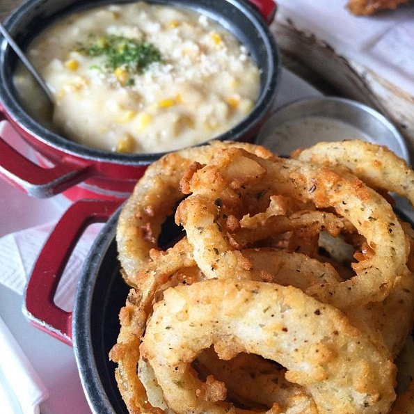 CueModernBBQ's tweet photo. Get a load of these onion rings with a side of creamed corn. #cuemodernbbq 📷 @mkromley https://t.co/GLcg4gr8z5