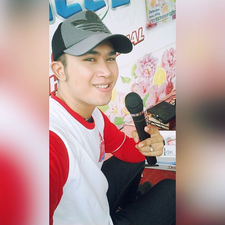 Lexi_B_Tyler's tweet photo. https://t.co/pVUAgNKM3l | @dicky_rivanzo | 🎤Day-4 MC_ing Roadshow So Klin at Pasar Baru Merak,Luar Biasa😷Tetap Sem… https://t.co/WPJAf0esHJ