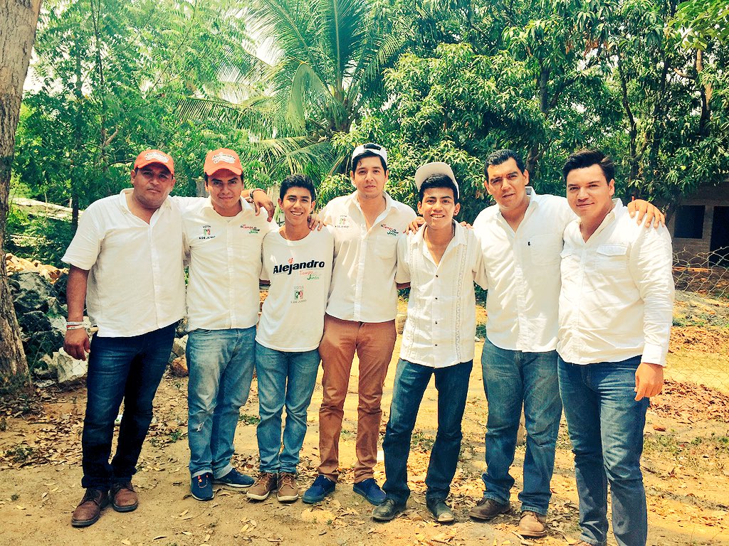 DanieLeon_'s tweet photo. El mejor equipo!! @Rafael_LeonS @mleonchavez @chavazorrilla #Cuca #Sebas #Javier https://t.co/auql50zK9w