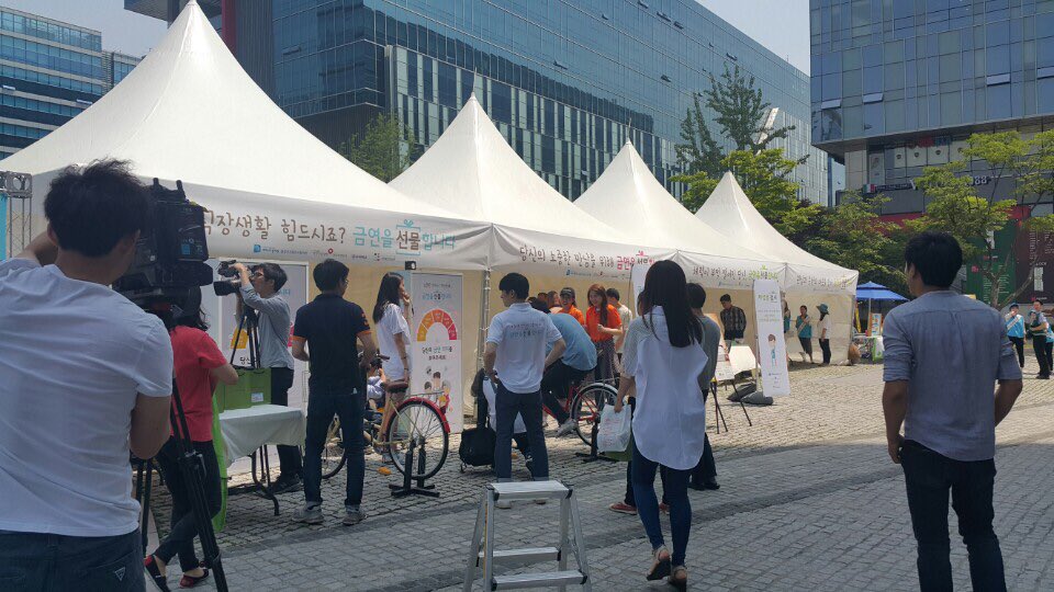 #성남시 금연의날 캠페인을 판교테노밸리 유스패이스 광장에서 3개구 보건소 합동으로 실시하고 있습니다! 많은 참여 부탁드립니다.
