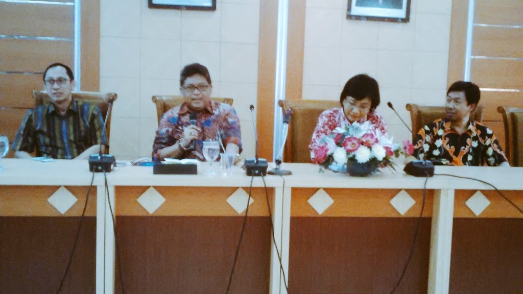 pdiperjuangan-jatim.com (@pdip_jatim) on Twitter photo Sekjend <a href="/PDI_Perjuangan/">PDI Perjuangan</a> <a href="/hasto66/">Hasto Kristiyanto</a> tengah memberikan kuliah umum di <a href="/UnairSurabaya/">UNAIR Surabaya</a> Sekjend <a href="/PDI_Perjuangan/">PDI Perjuangan</a> <a href="/hasto66/">Hasto Kristiyanto</a> tengah memberikan kuliah umum di <a href="/UnairSurabaya/">UNAIR Surabaya</a>