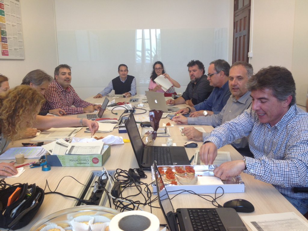 Pau_Font's tweet photo. Juntes d'avaluació de CFGS d'audiovisuals amb sobrassada de Mallorca! @jesuitesFP @JesuitesEdu #FPPower https://t.co/I635efJzV8