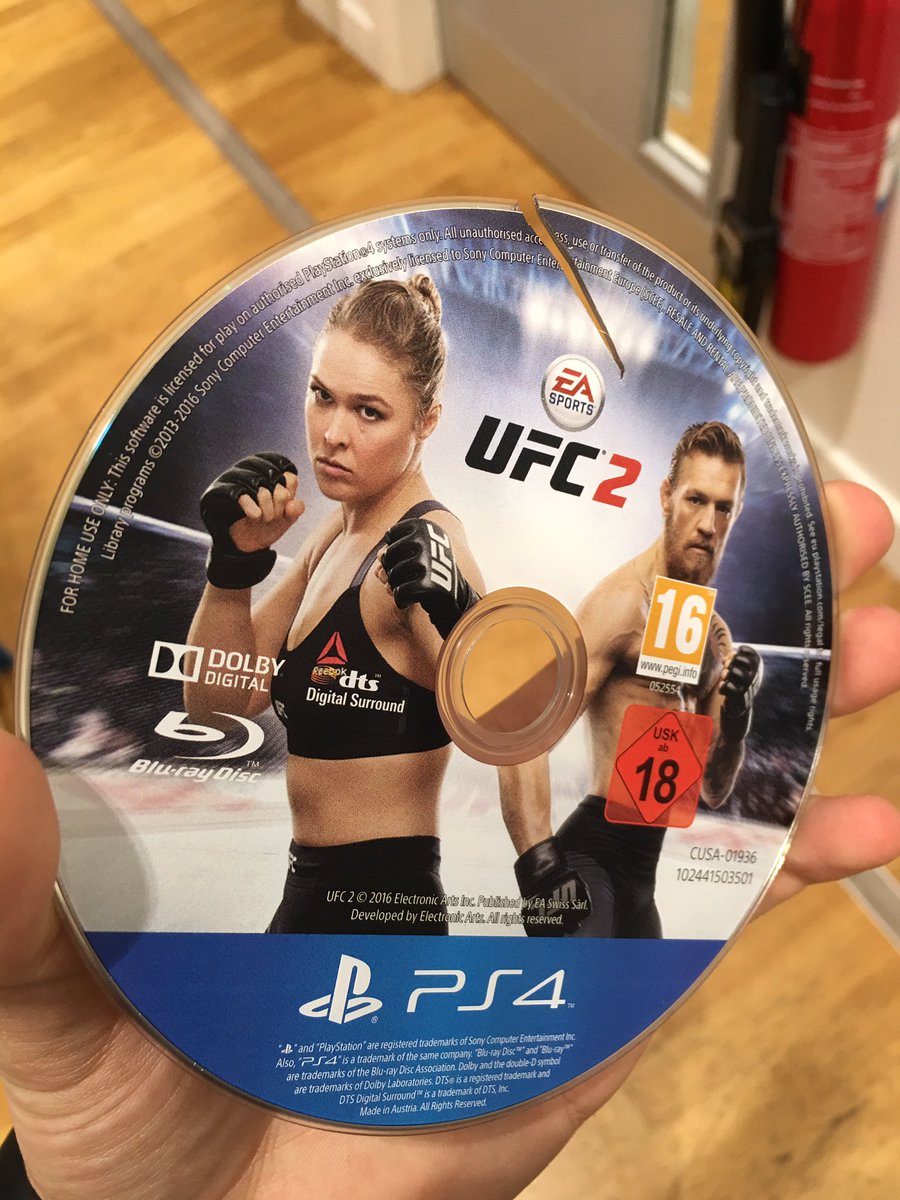GAME_WhiteCity's tweet photo. 😱 A customer cracked his disc. Luckily he paid £1 and got #DiscCare and we swapped it for a brand new one! 👍🏻 https://t.co/aSfzLWlJ2t