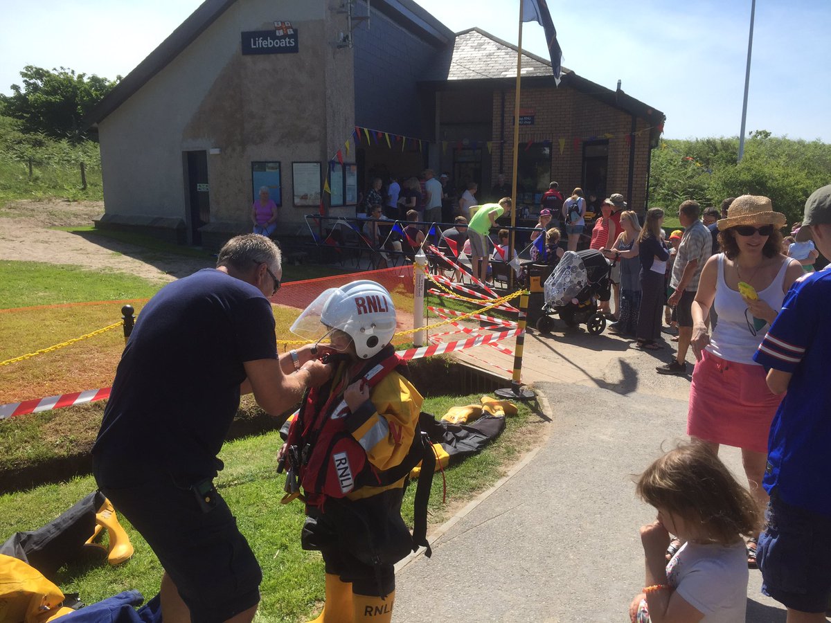 Thank you to everyone who came along today and everyone who donated cakes. Brilliant supporters #Gower #RNLI