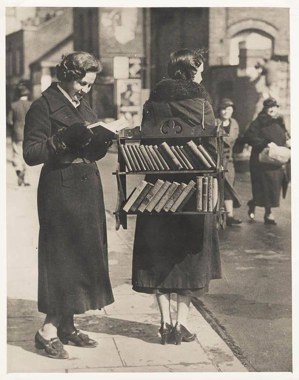 BookAddictUK's tweet photo. #Bookshelves or backshelves? Walking library, London, c1930s (from VSW Soibelman News Agency) #ImprobableLibraries https://t.co/R3IYLmZs7L