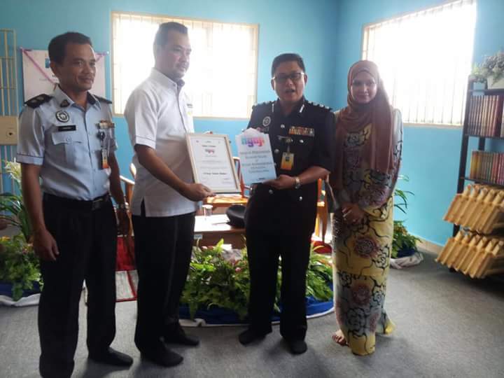 PKDungun's tweet photo. Penyerahan #RumahNgaji @PKDungun @Karangkraf @penjaramalaysia @alnassif @KPPenjara @KDNPUTRAJAYA @Zahid_Hamidi https://t.co/Pl3YFx4r7X