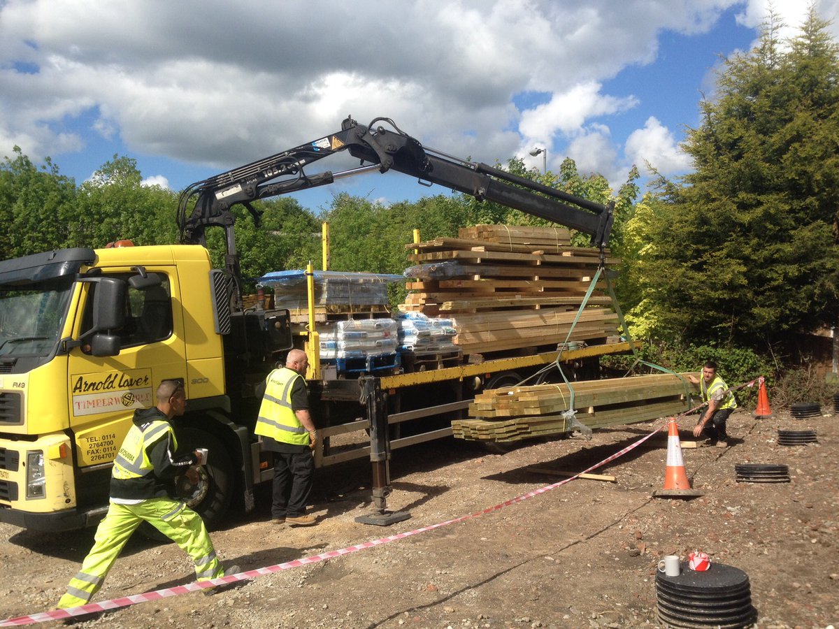positivehomes's tweet image. Wonderful job by @BESTBuildUK on the decking at Prospect Road, Chesterfield. Handrails and steps next week!