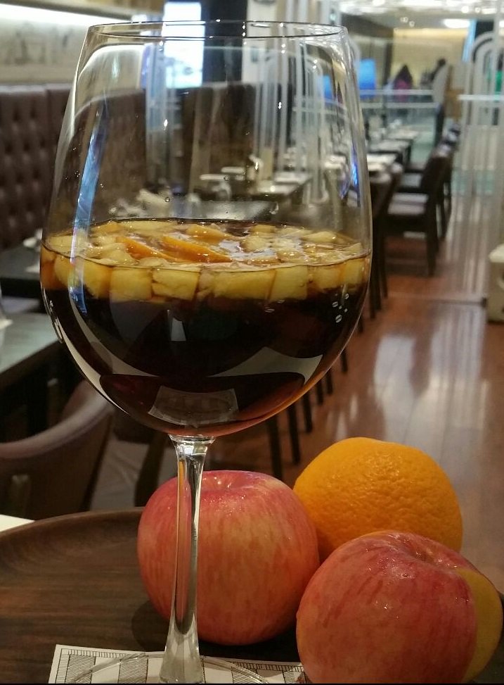 SHDKolkata's tweet photo. Perfect for a hot #summer day... A cool #RedWine #Sangria with freshly cut #fruits - @SHDKolkata https://t.co/cX2hSWqrRp
