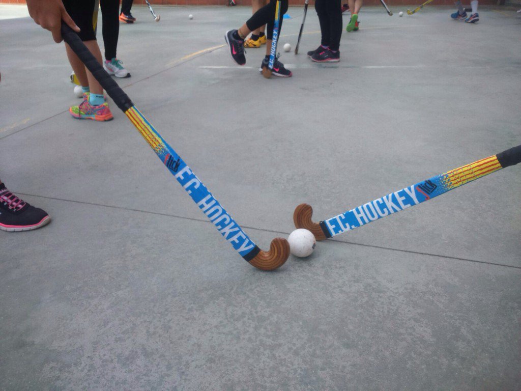 Comencem a Primària una pràctica d'hoquei sala a l'escola amb el <a href="/CataloniaHoquei/">CatalòniaHoqueiClub</a>