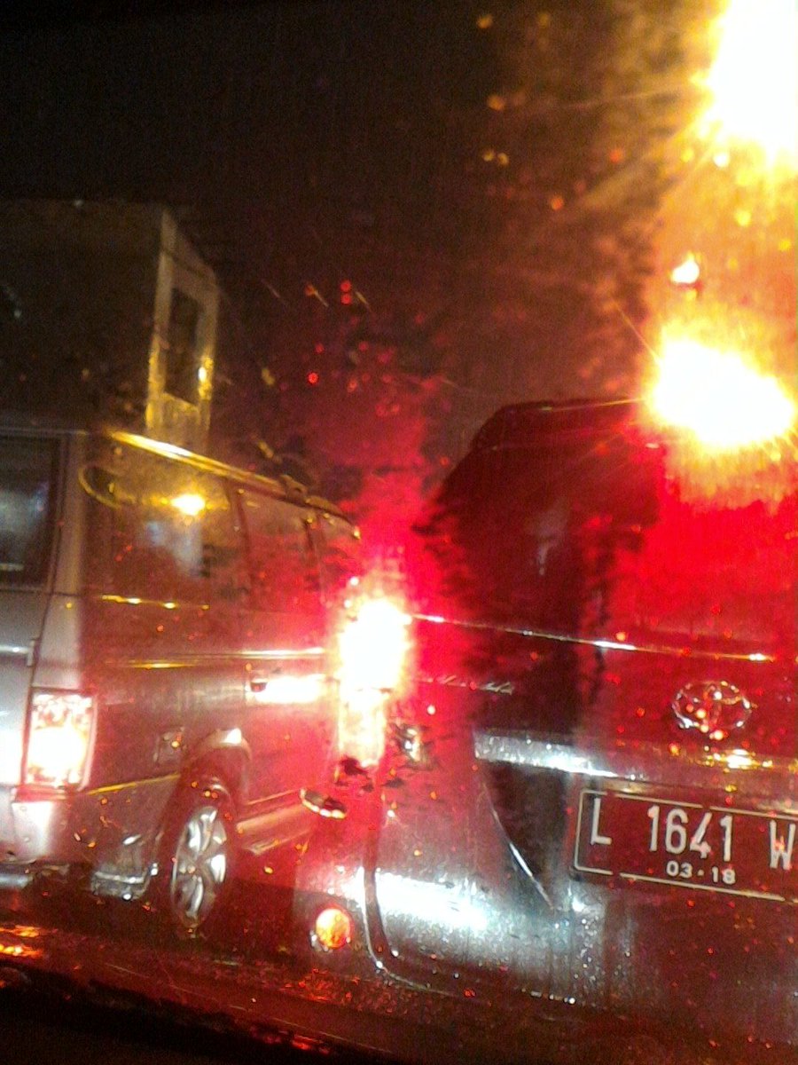 neneplux's tweet photo. Padat hampir tak bergerak kawasan pasar simo gunung setengah jam sudah disni...😂😂
Hujannya luaar biasaaah...@e100ss https://t.co/UGam2JDbfT