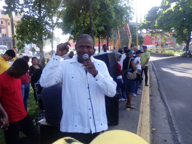 pacheco2990's tweet photo. Pastor Many Valera orando por los hombres que defienden la verdad @dioastacio @ClaudioCaamano  #HuelgaDeHambreSDE https://t.co/kf5cM8zrrZ