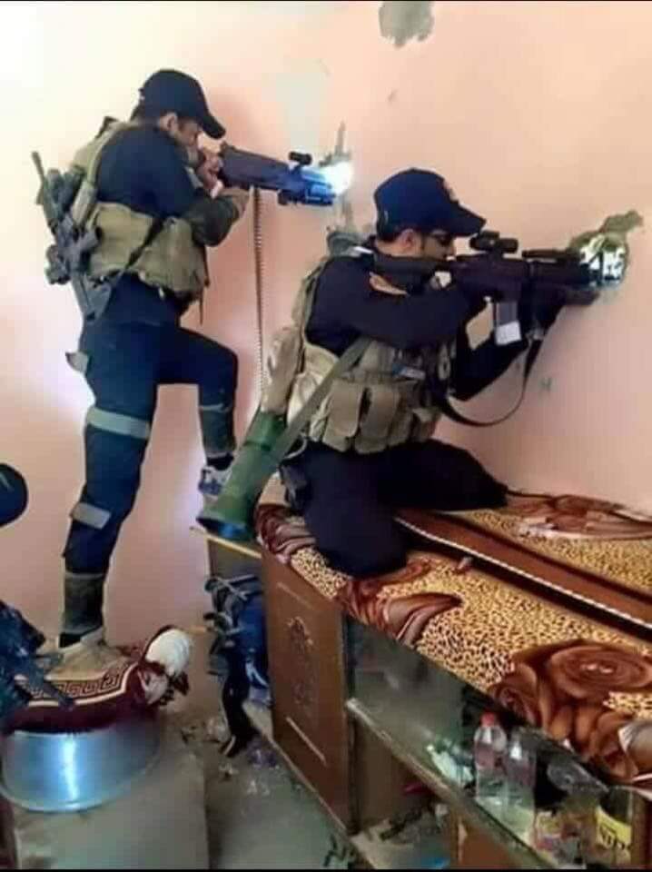 H_Hashim28's tweet photo. #عاااااجل_الان 
فرقة القنص الخاصة من الذهبية تتمركز على اسطح البنايات في قلب الفلوجة
#الفوجة_تتحرر 
#اقتحام_الفلوجة https://t.co/9iHCVOJxRR