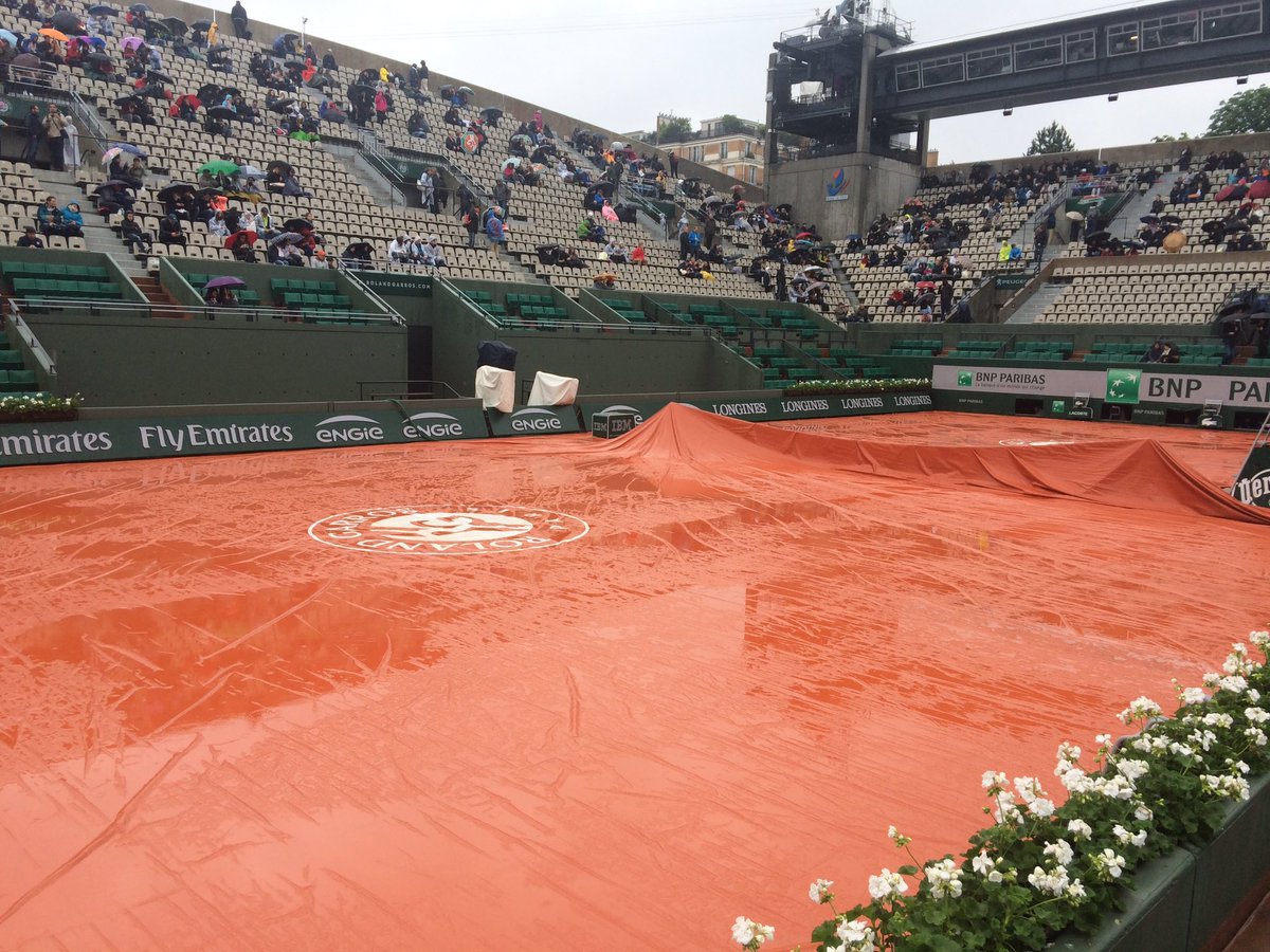 HenryChavancy's tweet photo. Venir à Roland Garros le seul jour ou tous les matchs sont annulés c'est la poisse ou pas? 😂😂😂 https://t.co/RVQqTjoI7Y