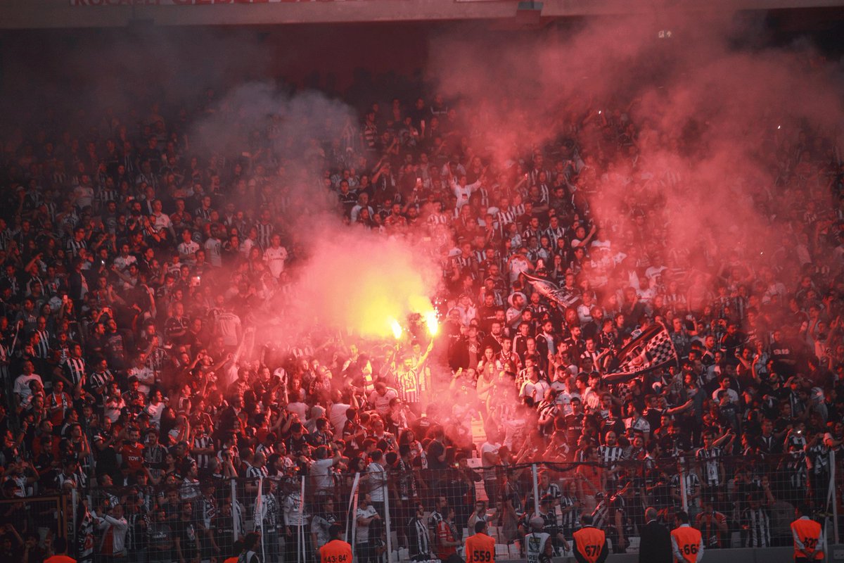 Besiktas's tweet photo. Büyük taraftarımız yanımızda oldukça her engeli aşarız...
#ŞerefiyleHakkıyla #ŞampiyonBeşiktaş https://t.co/oaVyaZKJFj