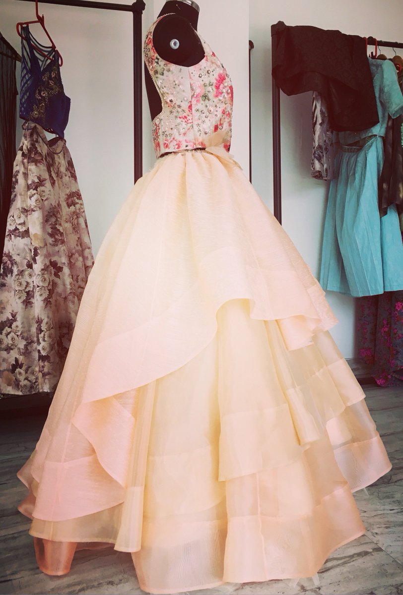 Add those flares to your body and look chic in this gown! Perfect for those special evenings! #Riantas #FeelTheFlare