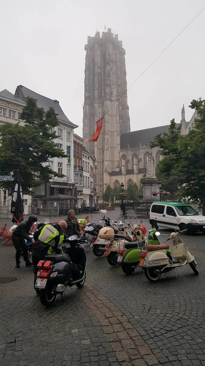 HaideVG's tweet image. #vespaworlddays2016 7 Belgian members of the "Vespa Club Mechelen" just left for St Trop (in Belgian weather, ...;))