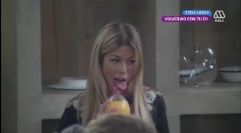 critica_ojo's tweet photo. Oriana: de esta botella no bebe nadie porque voy a beber yo. #VCTE94 Descripción gráfica de guarra: https://t.co/o1XDLzMTFj