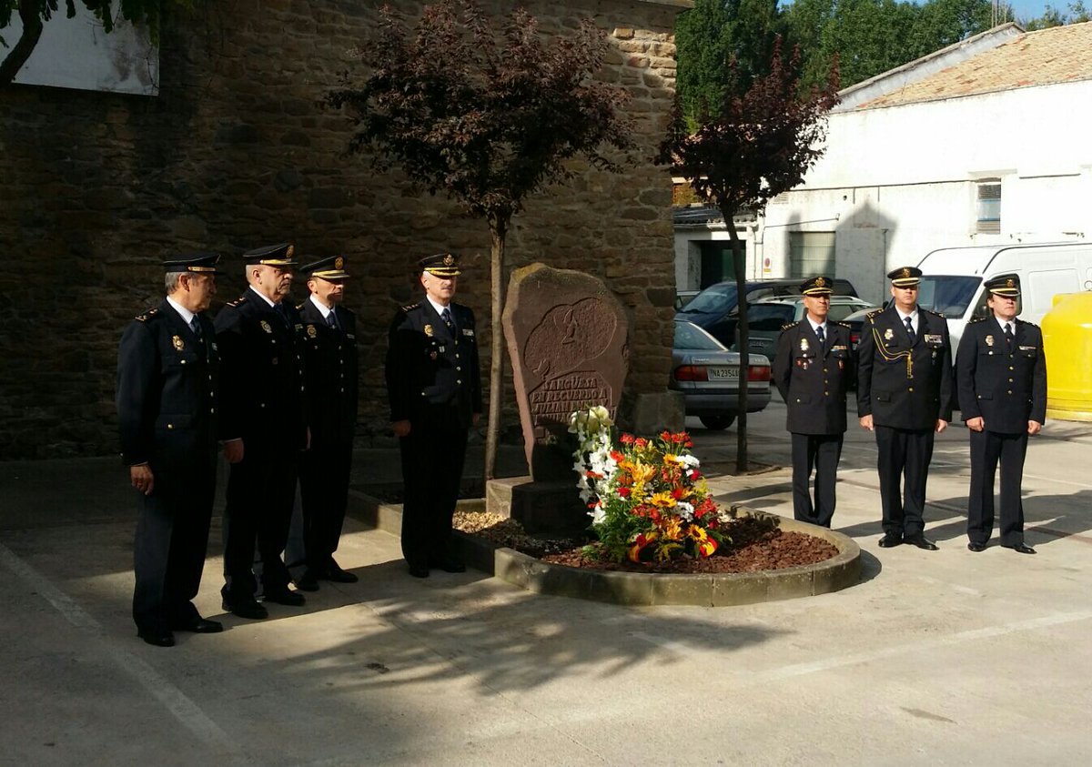 policia's tweet photo. Hace 13 años ETA asesinó a dos compañeros, Bonifacio y Julian, en #Sangüesa. Hoy y siempre en nuestro #recuerdo. https://t.co/W0z79TS6Et