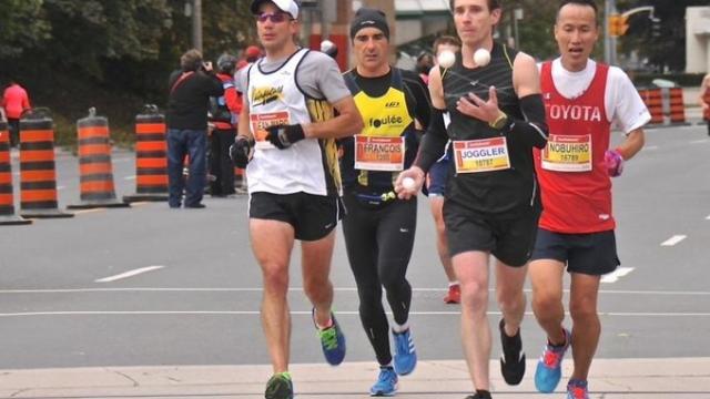 M_delextreme's tweet photo. #Insolite Il est recordman du #marathon … en #jonglant !
#defi 
https://t.co/N3tG5fZmRK https://t.co/oYRCCCiaeF